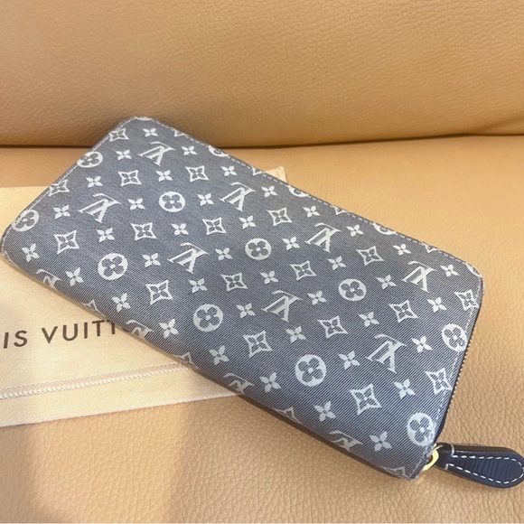 Louis Vuitton Monogram Idylle Zippy Wallet - Picture 3 of 16